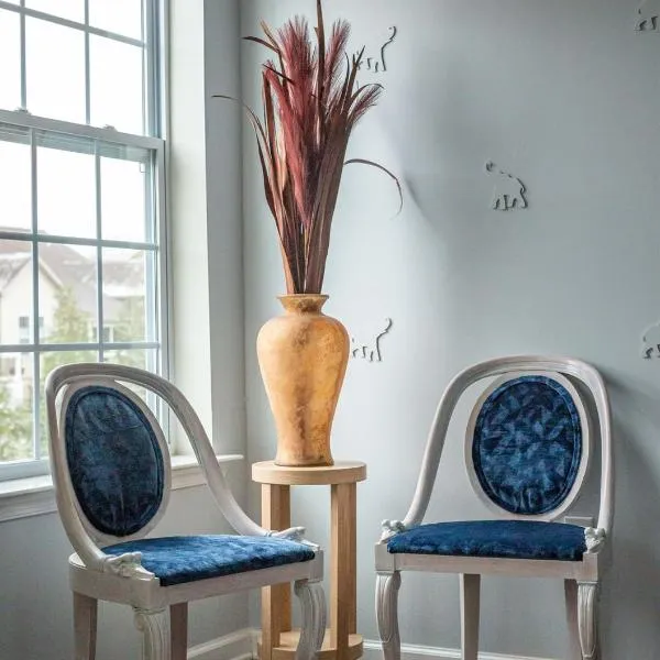 Azure Elephant Haven - 2 King Suites in Bayberry South, hotel in Middletown