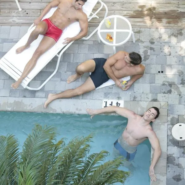 Pineapple Point Guesthouse & Resort - Gay Men's Resort，位于劳德代尔堡的酒店