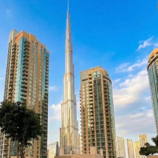 Modern Downtown Luxury 1BR, Walk to Burj Khalifa, Dubai Mall with Pool & Gym, hotel em Dubai