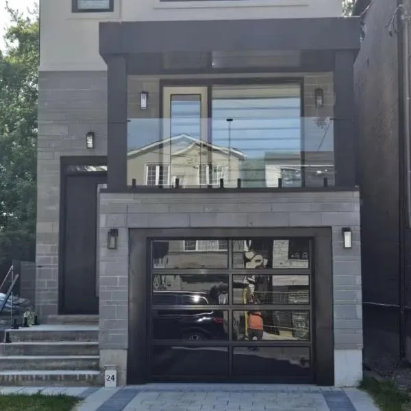 Brand New Private Unit with Parking, Steps to TTC, 15 Minutes to Downtown、トロントのホテル