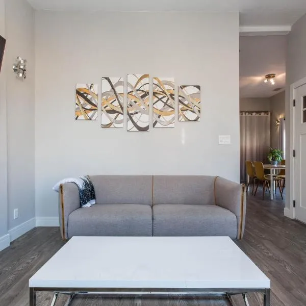 Prime Location! - 1 Min Walk to Wrigley Field - 2BR Apts Perfect for Cubs Fans!, מלון בשיקגו