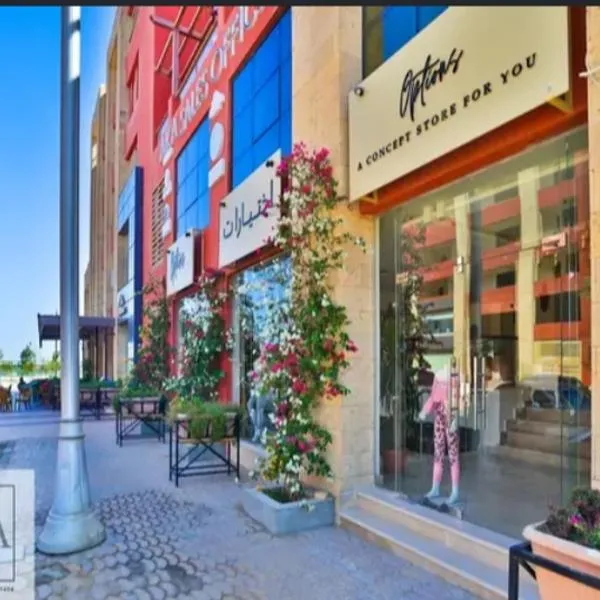 Luxury Studio, pool, Private beach & close to Airport, hotel in Hurghada