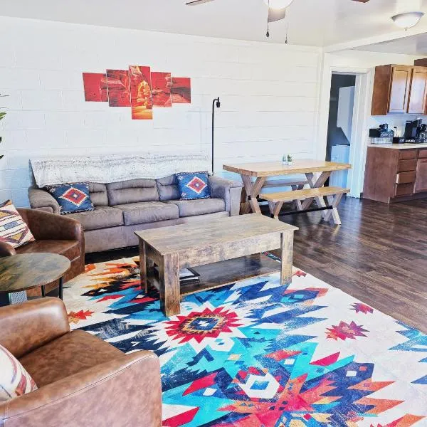 3Bd, King, Brkfst, Large TVs, WD, Sleeps 11, BBQ, hotel in Page