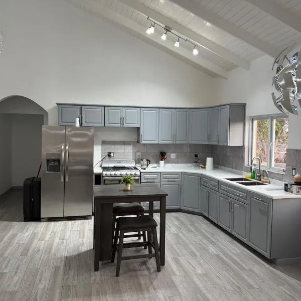 3BD 3BA Retreat near Airport w Washer Dryer, hotel en Codrington