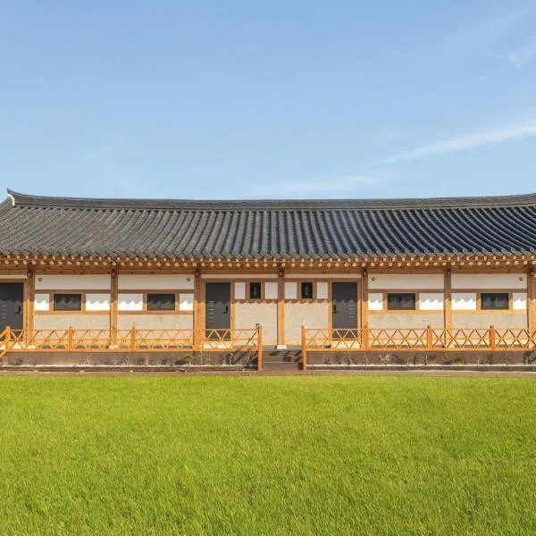 Gyeongju gampo byeolbit hanok Pension, hotel in Gyeongju