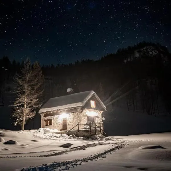 Casa Cantone Devero-baita storica con balcone e giardino, posizione comoda e soleggiata- spazio biciclette, Hotel in Alpe Devero