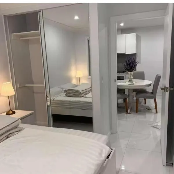 Modern 1 or 2-Bedroom Granny Flat Near Parramatta CBD, hotel en Sídney
