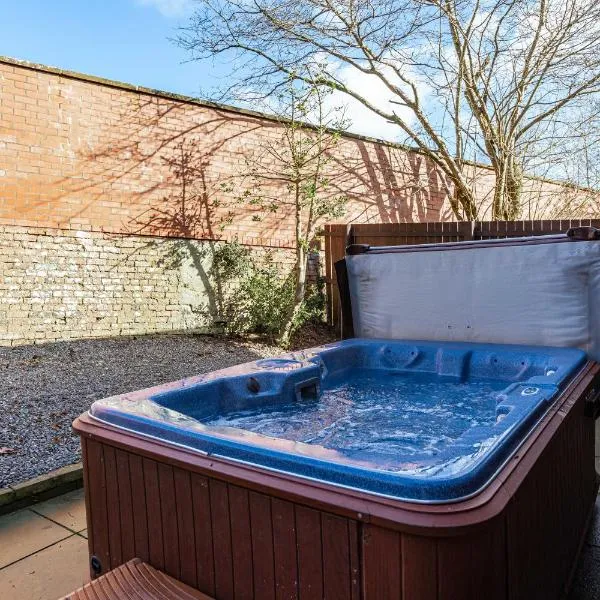 Bluebell Lodge 24 with Hot Tub, отель в городе Ньютон-Стюарт