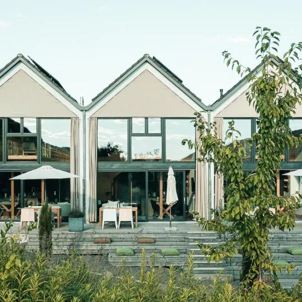 Mosel Chalets - Design-Ferienhäuser mit Sauna & Weinblick in Pommern - Direkt am Weinberg, ξενοδοχείο σε Pommern