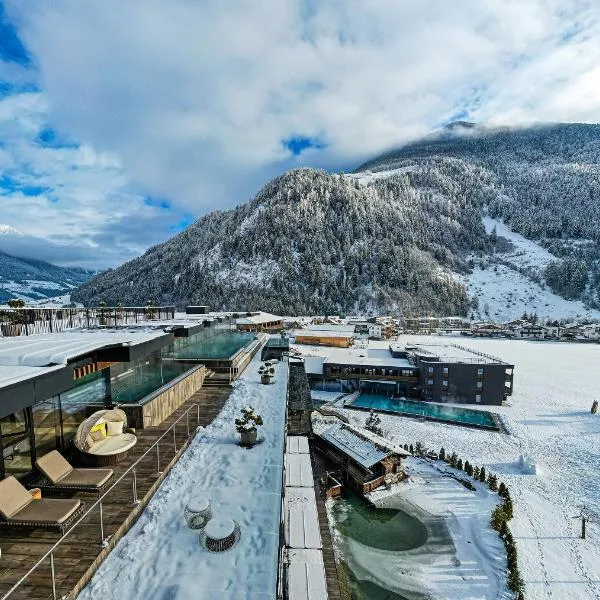 Alpine Luxury SPA Resort Schwarzenstein, hotel en Lutago