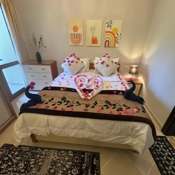 Sahl Hasheesh Finest Chalet - Gravity resort beachfront family 2 bedroom - garden pools view waterpark NON EGYPTIAN ONLY, hotel di Hurghada