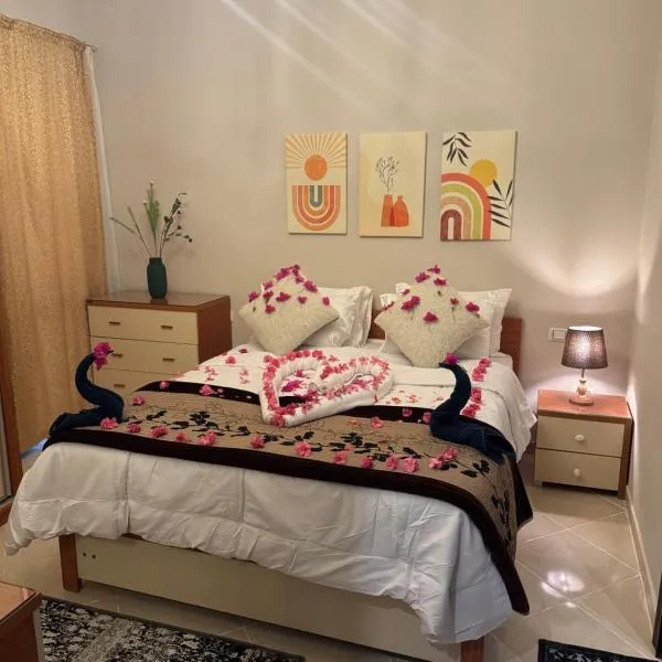 Sahl Hasheesh Finest Chalet - Gravity resort beachfront family 2 bedroom - garden pools view waterpark NON EGYPTIAN ONLY, hotel en Hurghada