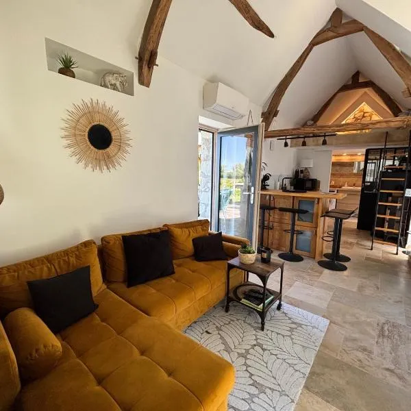 Viesnīca Tiny house la Poitevinière, terrasse, barbecue, Saumur pilsētā Neuillé