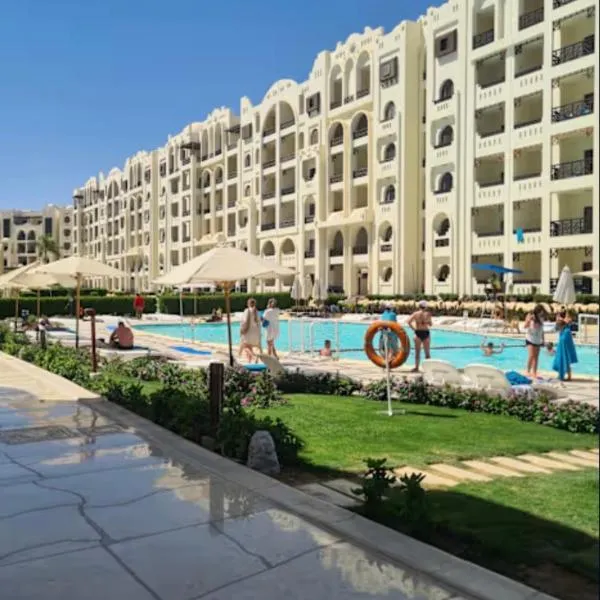 Sahl Hasheesh Finest Chalet - Gravity resort beachfront family 2 bedroom - garden pools view waterpark NON EGYPTIAN ONLY, hotel em Hurghada