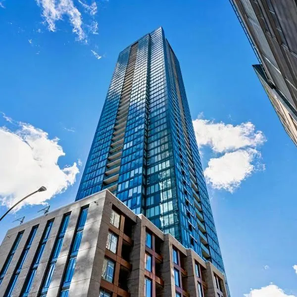 Panoramic Horizon Condo - Downtown Montreal with Pool and Parking, hotel di Montreal