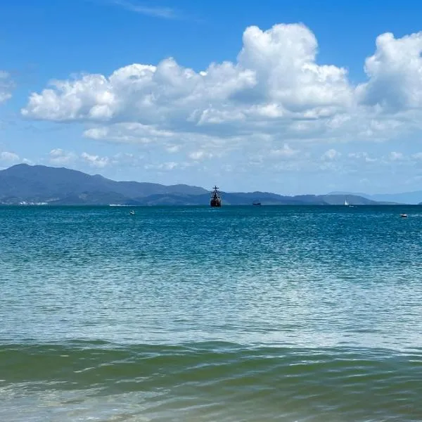 Apartamento 3 quartos à 50 metros do mar da Cachoeira Norte da Ilha، فندق في فلوريانوبوليس