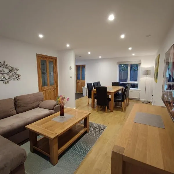 HOUSE, Garden, PARKING, Wi-fi, CONTRACTOR STAY, close to the beach, shops, hospital, airport , 3 Bedrooms, hotel a Bournemouth