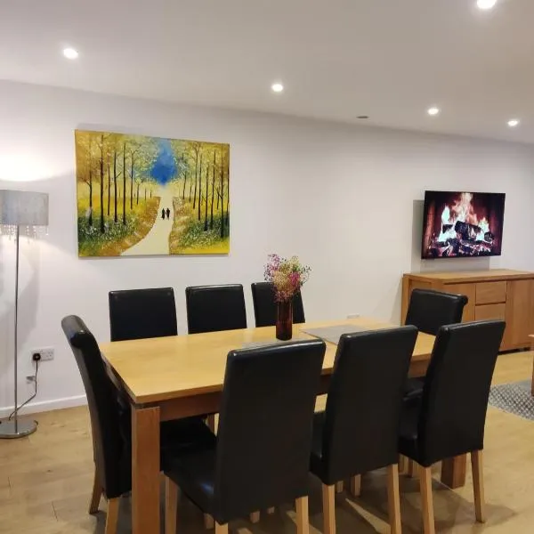 COSY HOUSE, OFF STREET PARKING, GARDEN, Wi-fi, CONTRACTOR STAY, sleeps 8, close to the beach, shops, hospital, airport , 3 Bedrooms, hôtel à Bournemouth