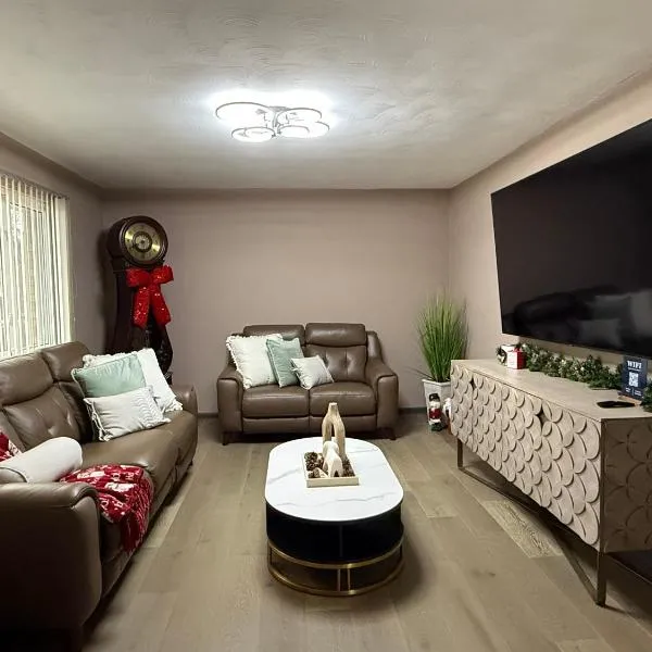 Delightful 3 Bd Home with King size bed, hot tub, playground!, ξενοδοχείο σε Ιντιανάπολις