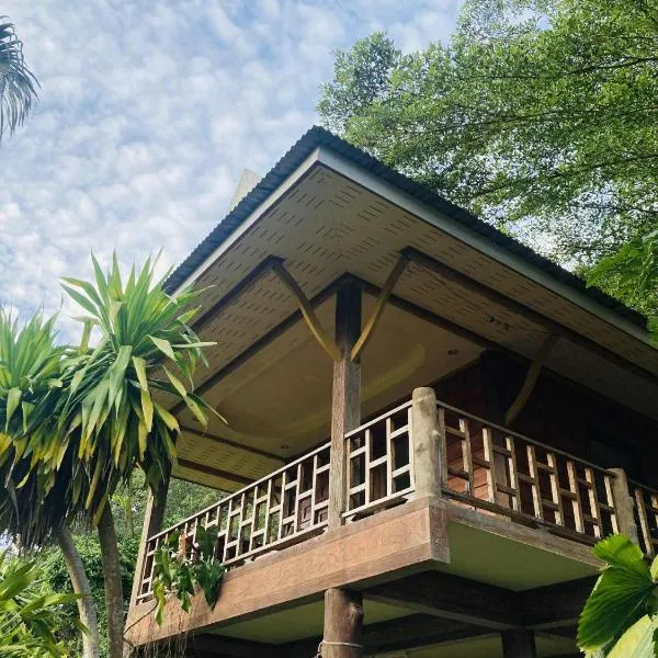 Pizza classic resort kohjum, hotel em Ban Ko Phrao