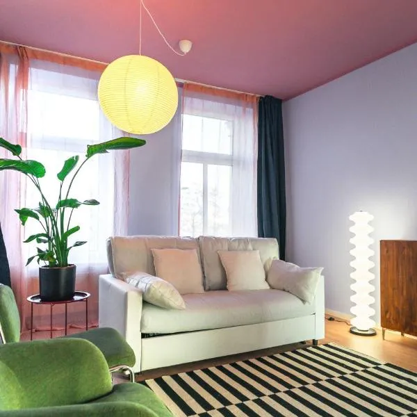Zentrumsnahe 2-Zimmer Wohnung mit privatem Parkplatz und Balkon, отель в Лейпциге