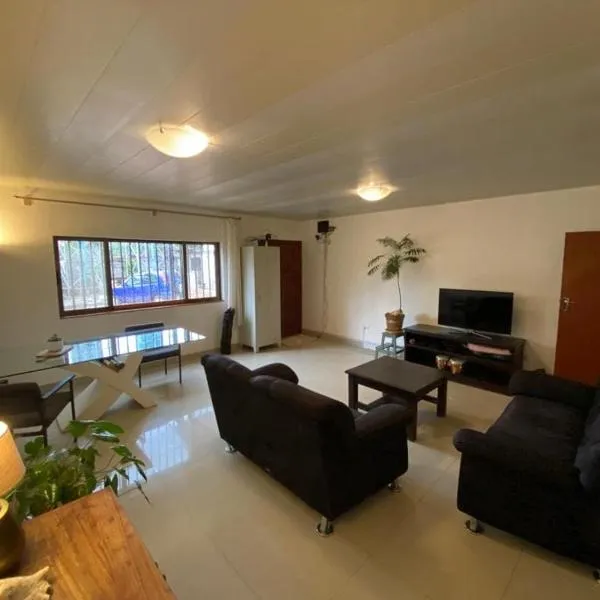 2 bedroom flat - Roses Garden in Chudleigh, hotel din Lusaka