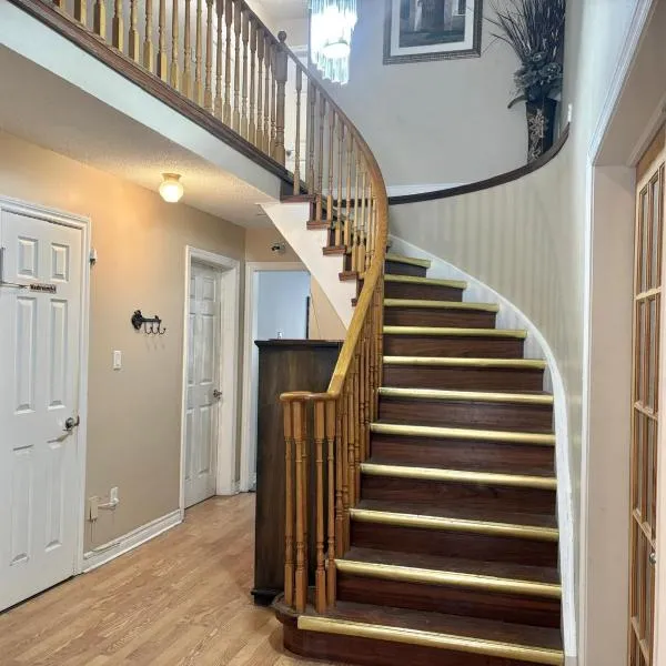 Grove Haven Retreat Budget Rooms for Workers Retirees, and Couples in Central Barrie, khách sạn ở Barrie
