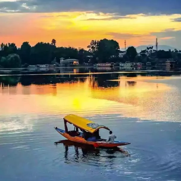 The Heritage Safina group of houseboats, hotel in Srinagar
