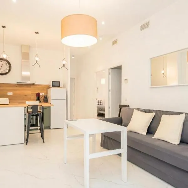 NEW! Stunning modern 2BR apt next to Feria, hotel in Sevilla