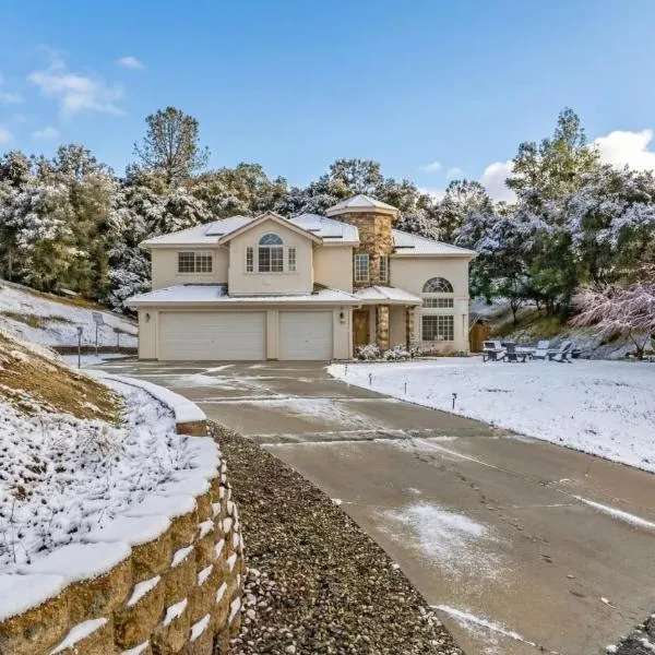 Heaven Heights - HotTub, Pet Friendly, EV Outlet, Pool Table, Game Room, BBQ, FirePit, Library, hotel in Oakhurst