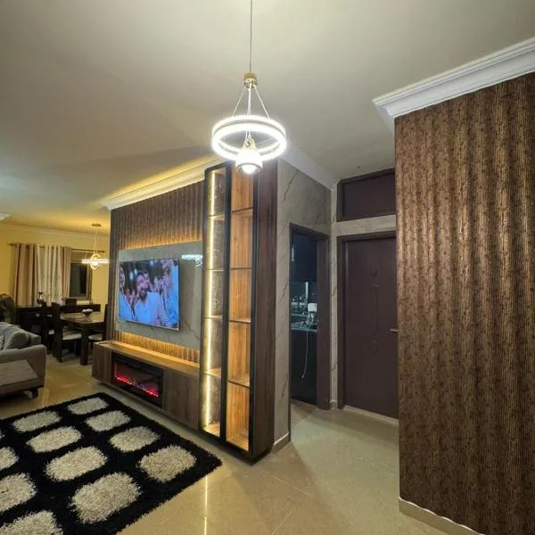 Modern 3BR Apt, Sea & Mountain Views near Byblos: Safra şehrinde bir otel