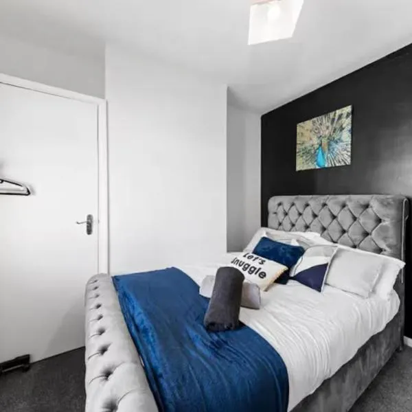 Spacious 3 bedroom home, sleeps 8, Parking, Central Rochester, khách sạn ở Rochester