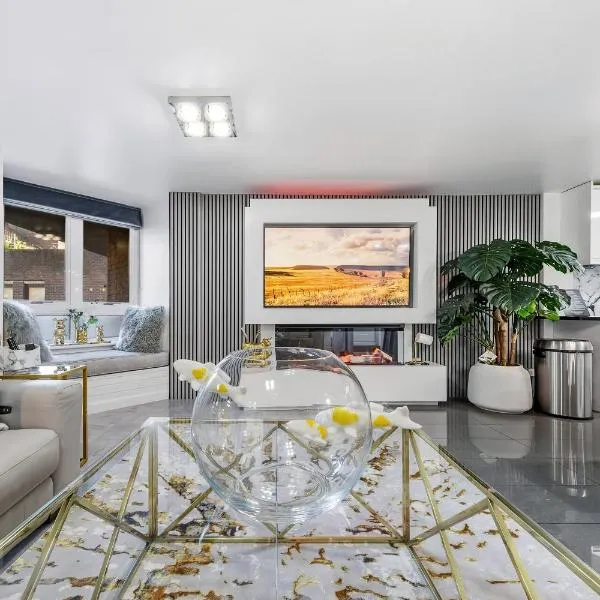 New Modern Hybrid 4 Bedrooms 7 Bed apartment 12 guest capacity, hotel in London