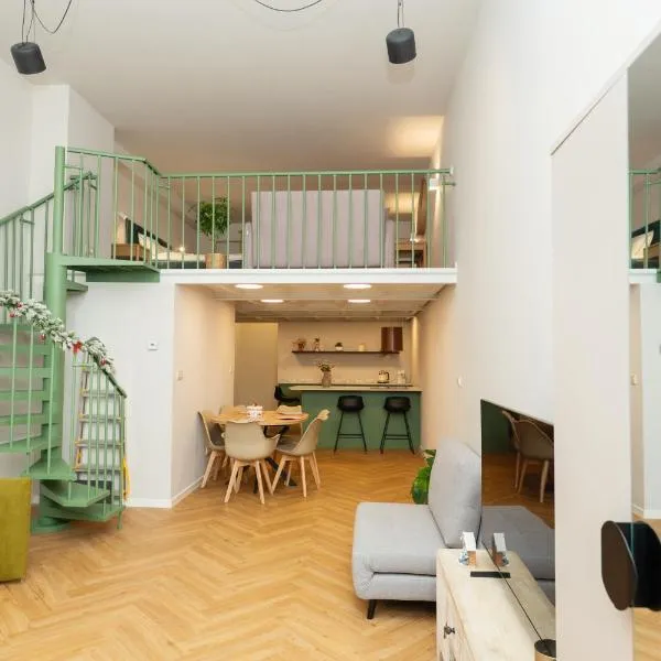 Prague City Center 99m2 Andel Family Apartment for 6 Bath and Shower Self Check in, hotel v Praze