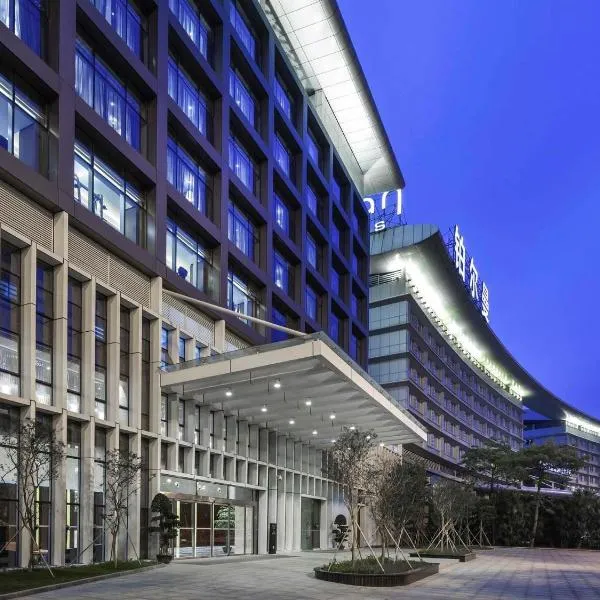 Pullman Guangzhou Baiyun Airport - Free Shuttle Bus & Official Registration Agency during Canton Fair، فندق في قوانغتشو