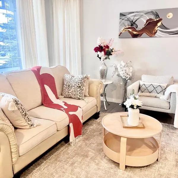 Spacious & Comfy Upper Floor 3BR Suite in Detached House, hotel em Calgary