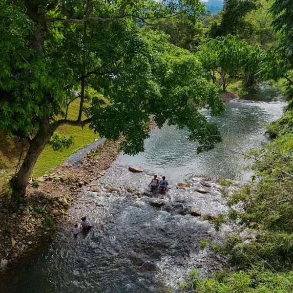 กู๊ดวิวแคมป์ชะอม, hotel u gradu Ban Bung Mai