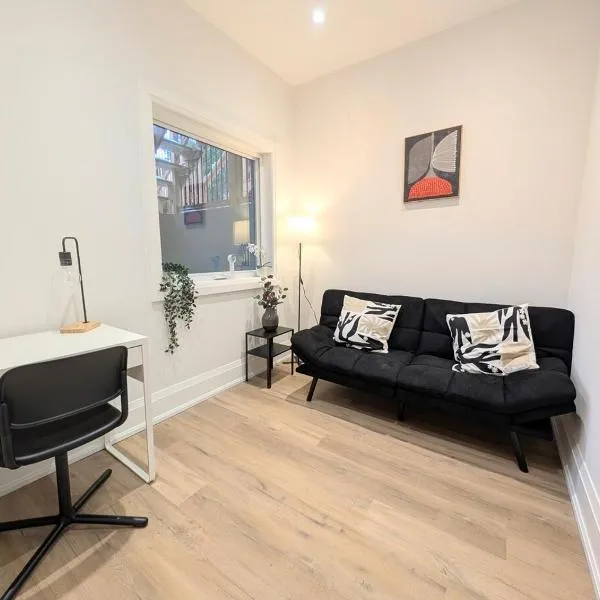 Luxury 1BR plus den walkout basement, hotelli Torontossa