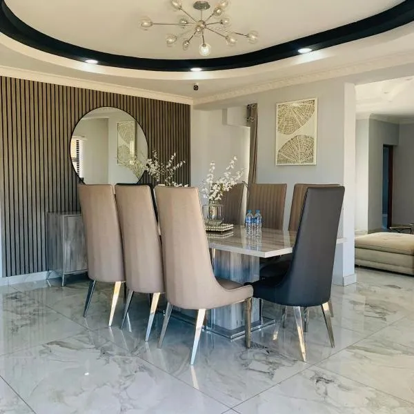 Khulanathi Guesthouse: Engcobo şehrinde bir otel