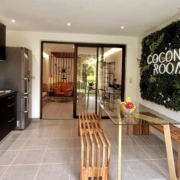 Coconut Room - Entre mer et forêt avec piscine，Camp de Rémire的飯店