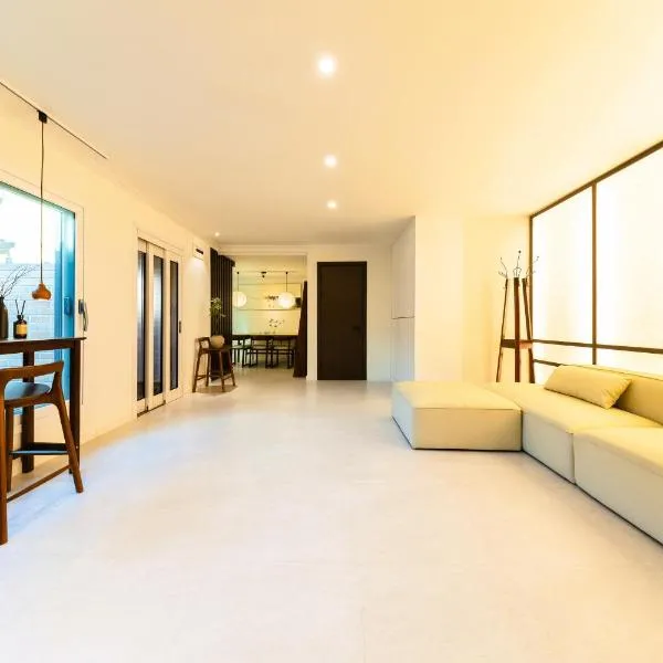 서촌 한옥 독채 #SeochonHanok #PrivateHouse #10인 #4BR2BA #경복궁역5분 #Gyeongbokgung #북촌 #광화문 #인왕산, hotel sa Seoul