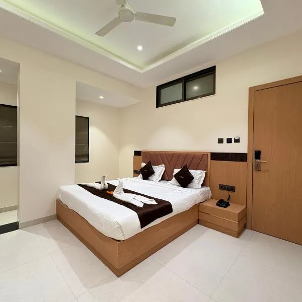 Hotel JK Palace newly renovate, хотел в Ширди