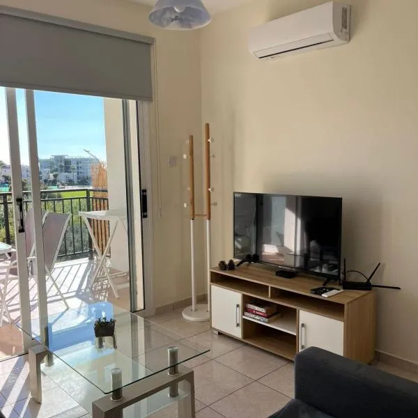 Eden Heights Sea View Apartment 203 - By IMH Travel & Tours, ξενοδοχείο στην Πάφο