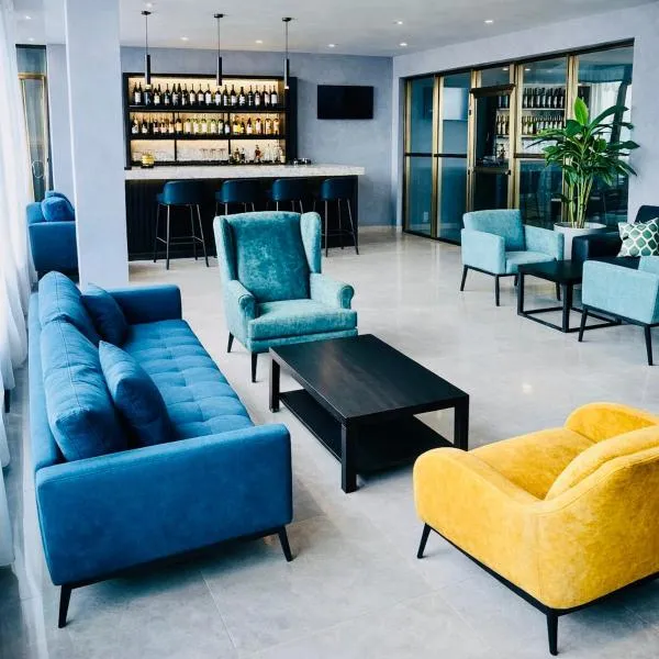 Tris Estates Hotel & Suites, hotel v destinaci Dwarzohn