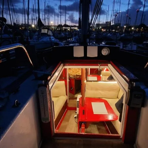 Voilier tout confort Netflix Parking Starlink, hotel a Cherbourg en Cotentin