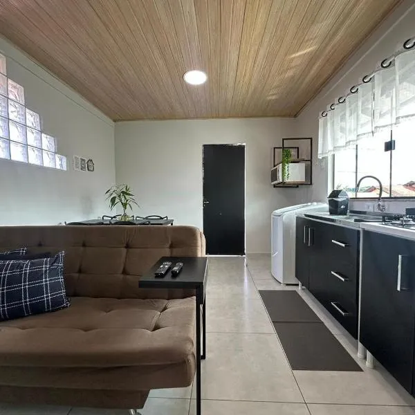 Studio Aconchegante - com Garagem Privativa e Ar Condicionado REV391, khách sạn ở Joinville