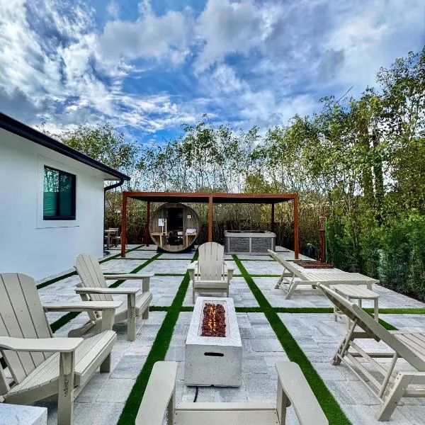 Velvet Bloom - Bubbling Spa Retreat with Sauna & Jacuzzi, hotel Naplesben