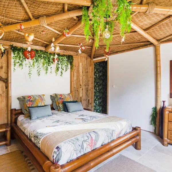 Gîtes Mas des rochers - Case bambou avec Spa, hotel in Le Beausset