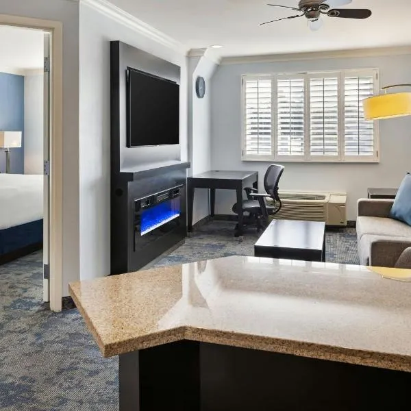 City Express by Marriott Manhattan Beach، فندق في شاطئ مانهاتن