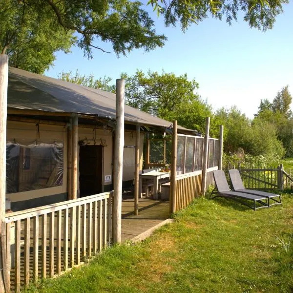 Glampingtent de Saskerlei, de Woudhaven，De Woude的飯店